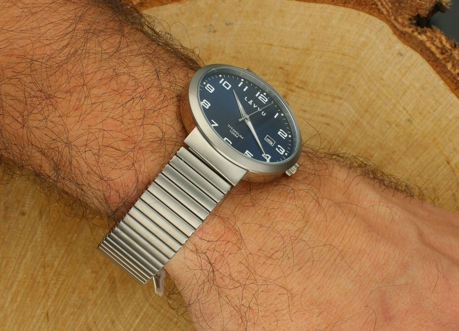 LAVVU LUNDEN Blue Titanium – lekki, hipoalergiczny zegarek męski z tytanu. Wodoszczelność 100M, rozciągana bransoleta bez zapięcia, wskaźnik daty i hartowane szkło mineralne. 1.jpg