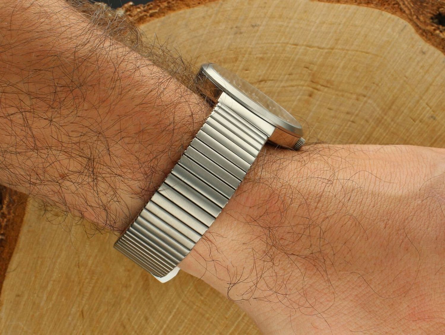 LAVVU LUNDEN Blue Titanium – lekki, hipoalergiczny zegarek męski z tytanu. Wodoszczelność 100M, rozciągana bransoleta bez zapięcia, wskaźnik daty i hartowane szkło mineralne. 1.jpg