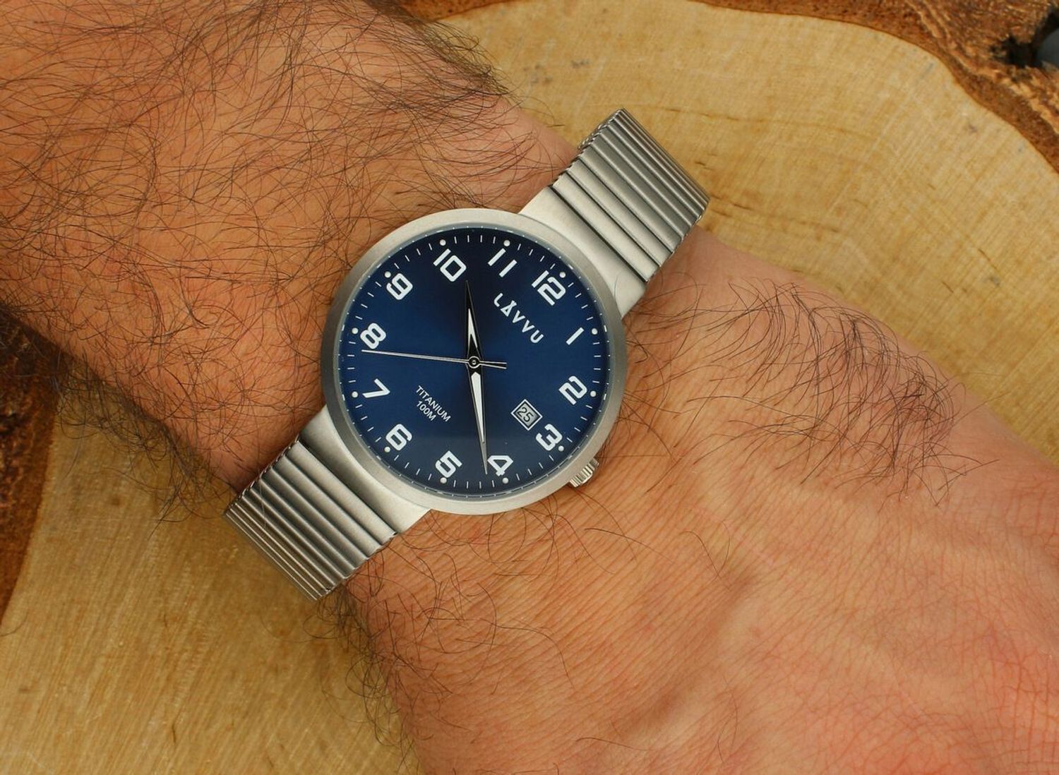 LAVVU LUNDEN Blue Titanium – lekki, hipoalergiczny zegarek męski z tytanu. Wodoszczelność 100M, rozciągana bransoleta bez zapięcia, wskaźnik daty i hartowane szkło mineralne. 1.jpg