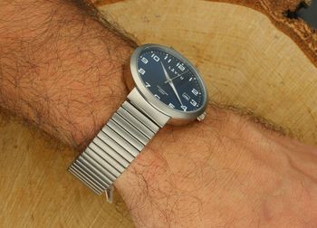 LAVVU LUNDEN Blue Titanium – lekki, hipoalergiczny zegarek męski z tytanu. Wodoszczelność 100M, rozciągana bransoleta bez zapięcia, wskaźnik daty i hartowane szkło mineralne.5.jpg
