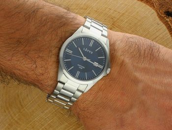 LAVVU HALLAND Blue – męski zegarek ze szafirowym szkłem, stalową kopertą i bransoletą w srebrno-niebieskim wykończeniu. Elegancki, sportowy, wodoodporny 10 ATM, z datownikiem.4.jpg