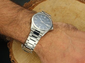 LAVVU HALLAND Blue – męski zegarek ze szafirowym szkłem, stalową kopertą i bransoletą w srebrno-niebieskim wykończeniu. Elegancki, sportowy, wodoodporny 10 ATM, z datownikiem.5.jpg