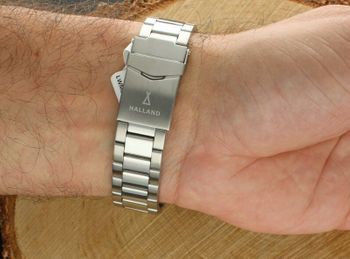 LAVVU HALLAND Blue – męski zegarek ze szafirowym szkłem, stalową kopertą i bransoletą w srebrno-niebieskim wykończeniu. Elegancki, sportowy, wodoodporny 10 ATM, z datownikiem.6.jpg