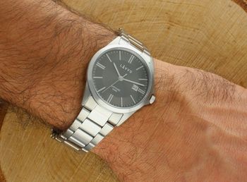 LAVVU HALLAND Dark Grey – męski zegarek ze szafirowym szkłem, stalową kopertą i bransoletą w szaro-srebrnym wykończeniu. Elegancki, sportowy, wodoodporny 10 ATM, z datownikiem.22.jpg