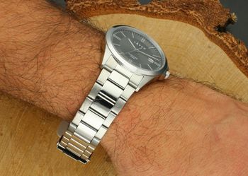 LAVVU HALLAND Dark Grey – męski zegarek ze szafirowym szkłem, stalową kopertą i bransoletą w szaro-srebrnym wykończeniu. Elegancki, sportowy, wodoodporny 10 ATM, z datownikiem.33.jpg