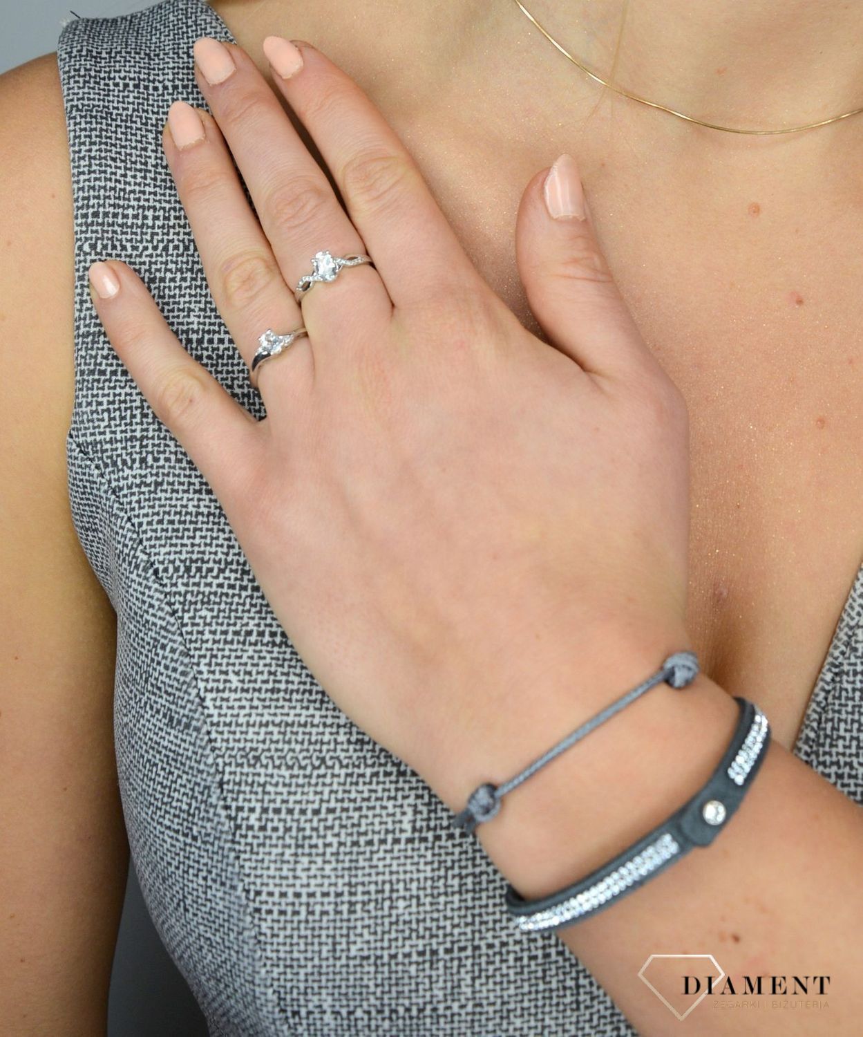 Bransoletka na sznurku szarym srebrna koniczynka Liluo Lilau to bransoletka ze srebrną koniczynką szczęścia na wytrzymałym szarym sznurku. Biżuteria wyraża emocje, pokazuje naszą osobowość, jest zap (6).JPG