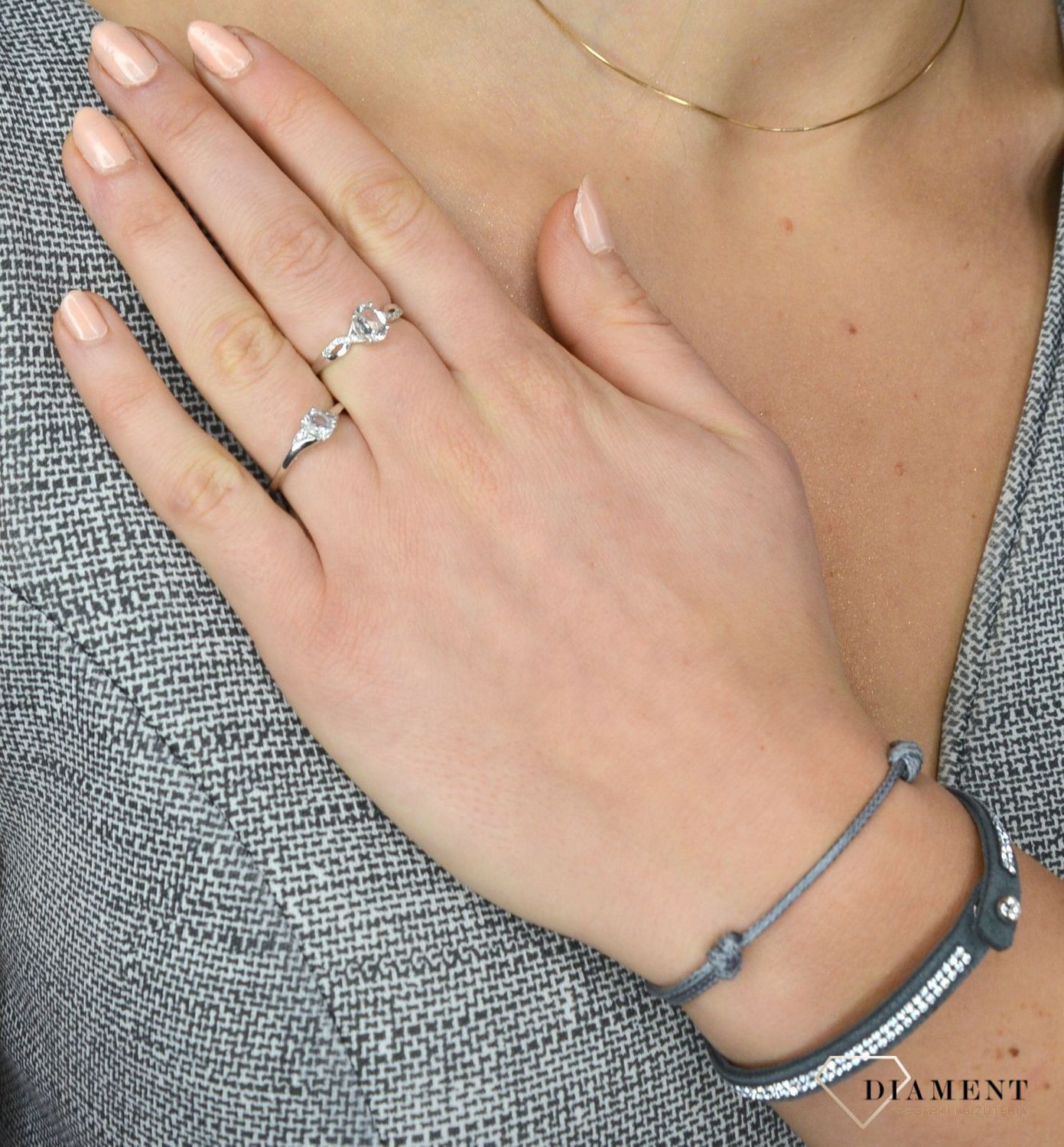 Bransoletka na sznurku szarym srebrna koniczynka Liluo Lilau to bransoletka ze srebrną koniczynką szczęścia na wytrzymałym szarym sznurku. Biżuteria wyraża emocje, pokazuje naszą osobowość, jest zap (6).JPG