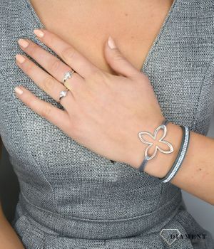 Bransoletka na sznurku szarym srebrna koniczynka Liluo Lilau to bransoletka ze srebrną koniczynką szczęścia na wytrzymałym szarym sznurku. Biżuteria wyraża emocje, pokazuje naszą osobowość, jest zap (5).JPG