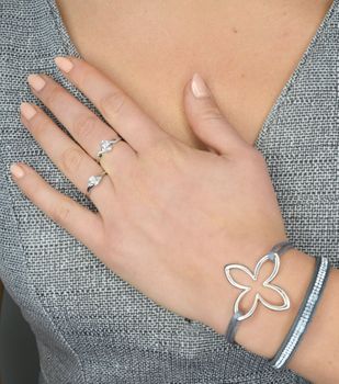 Bransoletka na sznurku szarym srebrna koniczynka Liluo Lilau to bransoletka ze srebrną koniczynką szczęścia na wytrzymałym szarym sznurku. Biżuteria wyraża emocje, pokazuje naszą osobowość, jest zap (6).JPG