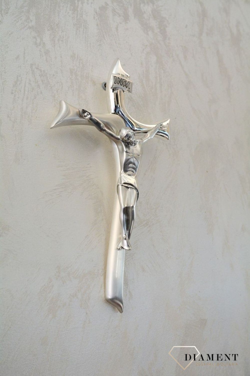 Srebrny krzyż z pasyjką na ścianę w nowoczesnym designie 003130.jpg