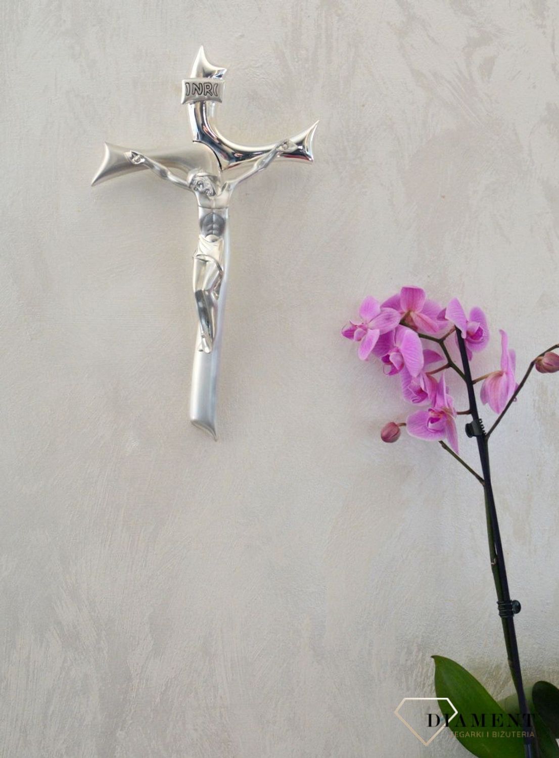 Srebrny krzyż z pasyjką na ścianę w nowoczesnym designie 003130.jpg
