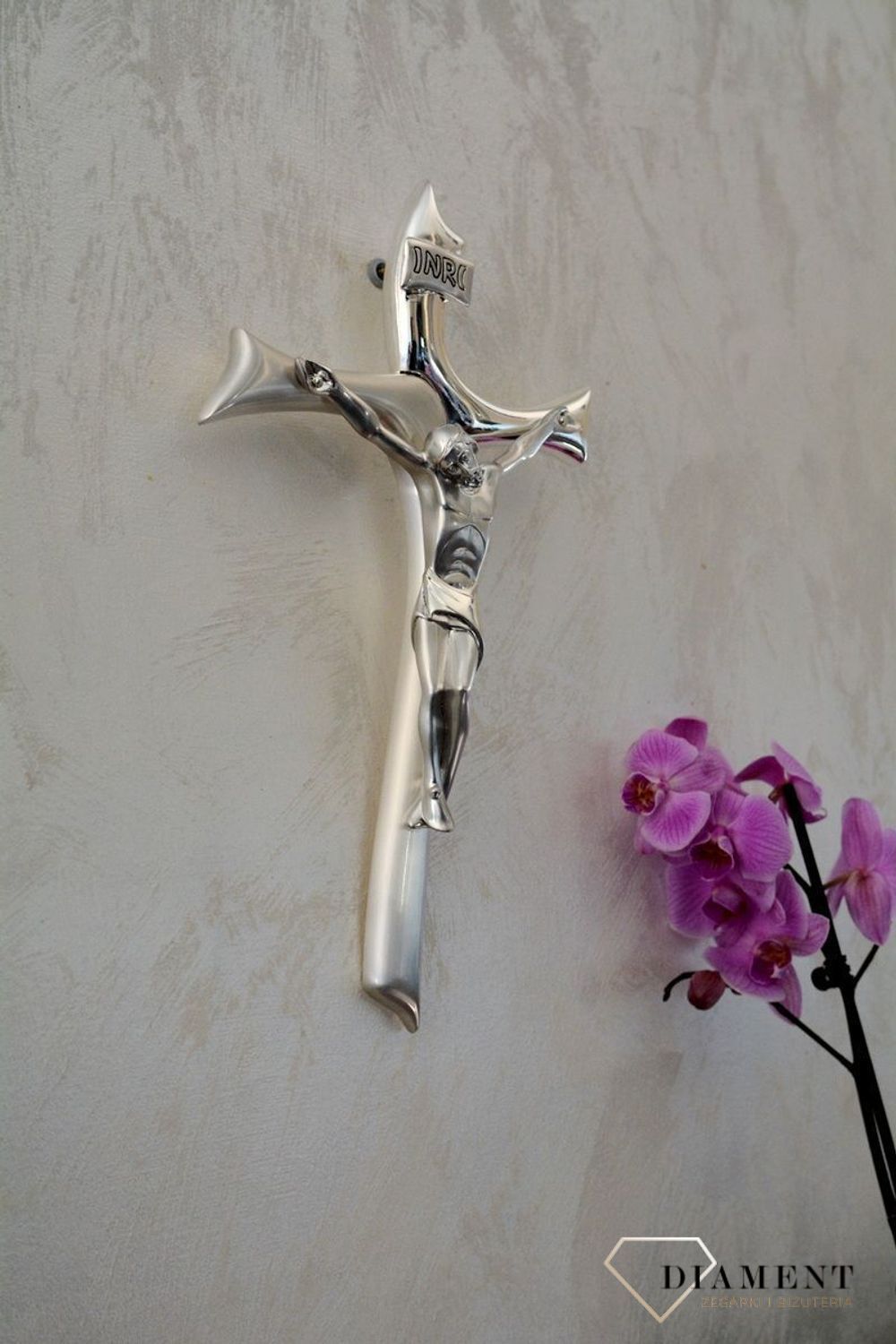 Srebrny krzyż z pasyjką na ścianę w nowoczesnym designie 003130.jpg