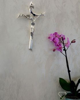 Nowoczesny srebrny krzyż na ścianę z pasyjką New Design 36 cm 003130 .Krzyż jeden z najstarszych symboli chrześcijaństwa. Symbol Ziemi Świętej.  (4).JPG