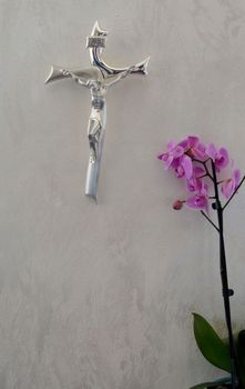 Nowoczesny srebrny krzyż na ścianę z pasyjką New Design 36 cm 003130 .Krzyż jeden z najstarszych symboli chrześcijaństwa. Symbol Ziemi Świętej.  (8).JPG