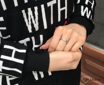 Piękny, delikatny pierścionek  z turkusową cyrkonią. Pierścionki Damskie w Sklepie z Biżuterią zegarki-diament.pl. Piękne i Eleganckie pierścionki dla Kobiet. Darmowa wysy (1).jpg