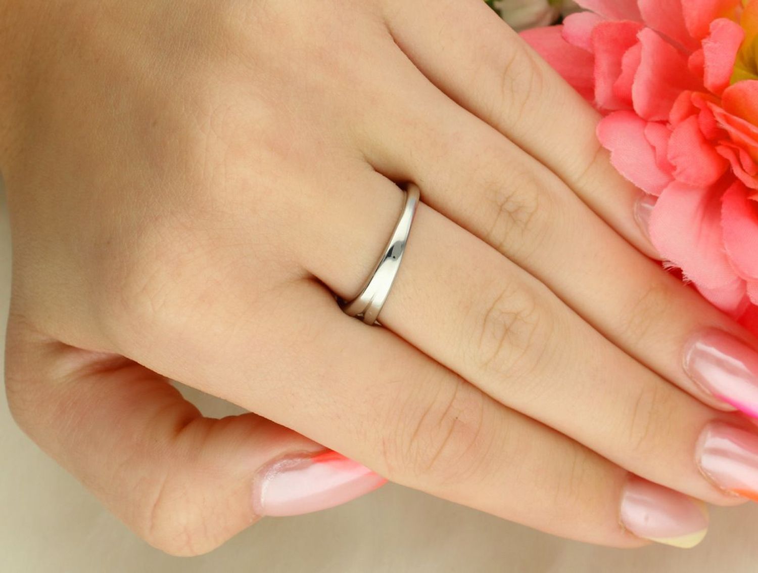 Piękny, delikatny damski pierścionek . Pierścionki Damskie w Sklepie z Biżuterią zegarki-diament.pl. Piękne i Eleganckie pierścionki dla Kobiet. Darmowa wysyłka..jpg