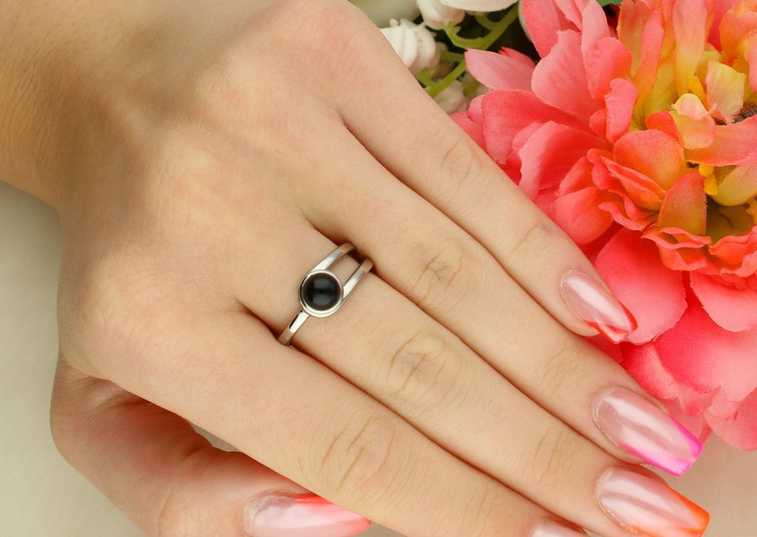 Charms czarny onyx Melano 6 mm. Charms Melano Friends z kolekcji Twisted wykonany jest z wysokiej jakości stali szlachetnej w kolorze srebrnym o lśniącej powłoce.1.jpg