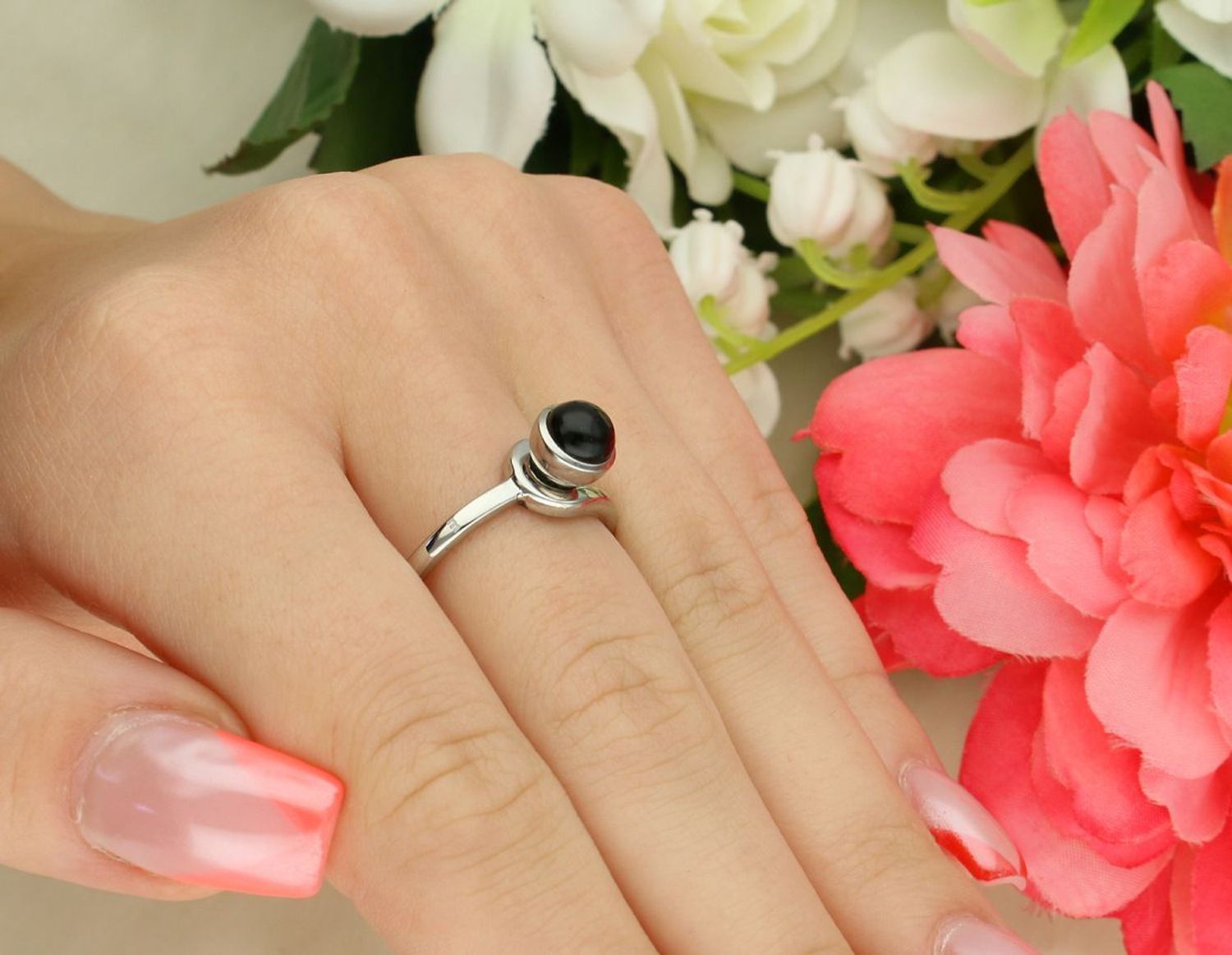 Charms czarny onyx Melano 6 mm. Charms Melano Friends z kolekcji Twisted wykonany jest z wysokiej jakości stali szlachetnej w kolorze srebrnym o lśniącej powłoce.1.jpg