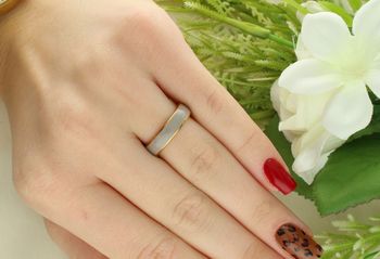 Baza pierścionka Melano Twisted w złoto-szarej kolorystyce. Wysokiej jakości stal szlachetna, szara emalia i złota rama. Personalizuj swoje pierścionki i twórz unikalną biżuterię.3.jpg