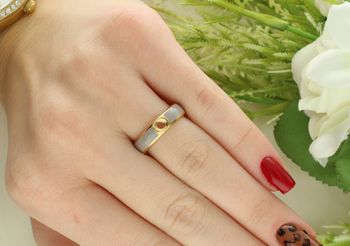 Baza pierścionka Melano Twisted w złoto-szarej kolorystyce. Wysokiej jakości stal szlachetna, szara emalia i złota rama. Personalizuj swoje pierścionki i twórz unikalną biżuterię.4.jpg