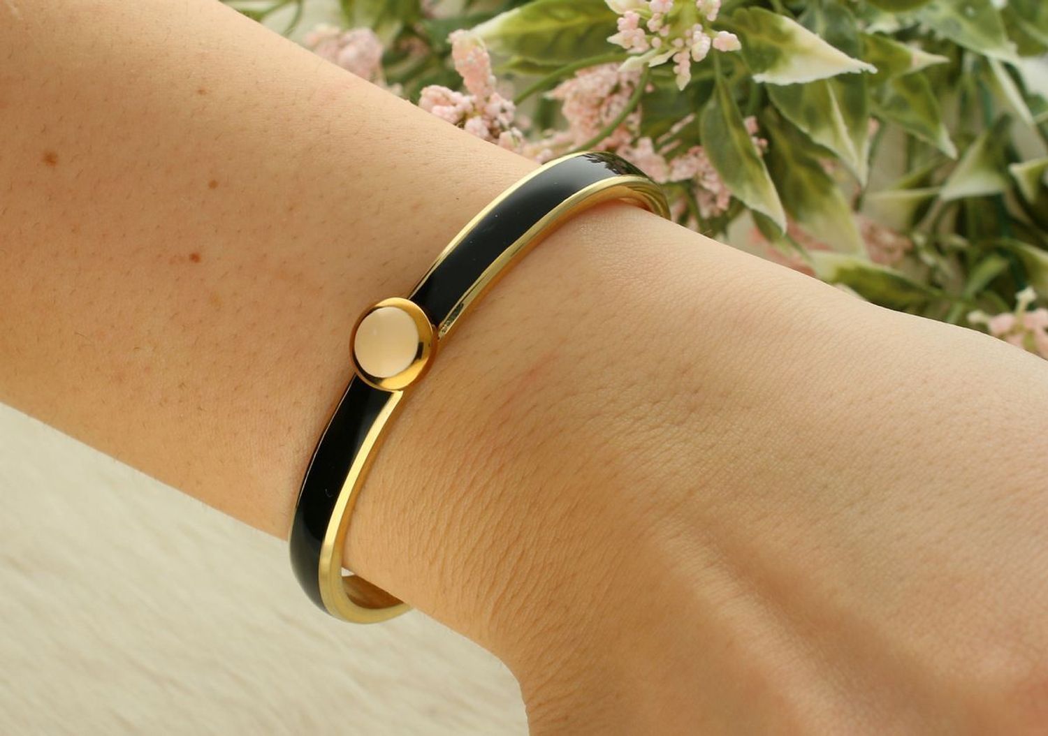 Charms Beżowy Mat cyrkonia Melano 7 mm M01SR9031RG. Charms Beżowy mat cyrkonia Melano 7 mm. Charms pozłacany, złoty z cyrkonią Melano Friends z kolekcji Twisted wykonany jest z wysokiej jakości stali szlachetnej w kolorze złotym..jpg