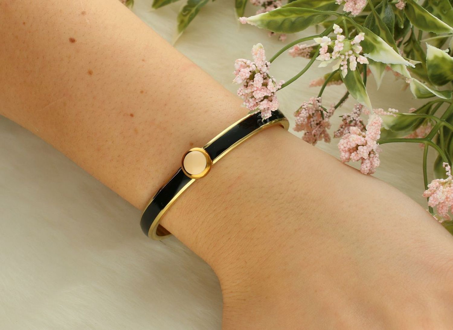 Charms Beżowy Mat cyrkonia Melano 7 mm M01SR9031RG. Charms Beżowy mat cyrkonia Melano 7 mm. Charms pozłacany, złoty z cyrkonią Melano Friends z kolekcji Twisted wykonany jest z wysokiej jakości stali szlachetnej w kolorze złotym..jpg