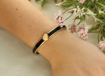 Charms Melano TWISTED 7 mm – Beżowy Mat z Cyrkonią, Złoty ręka.jpg