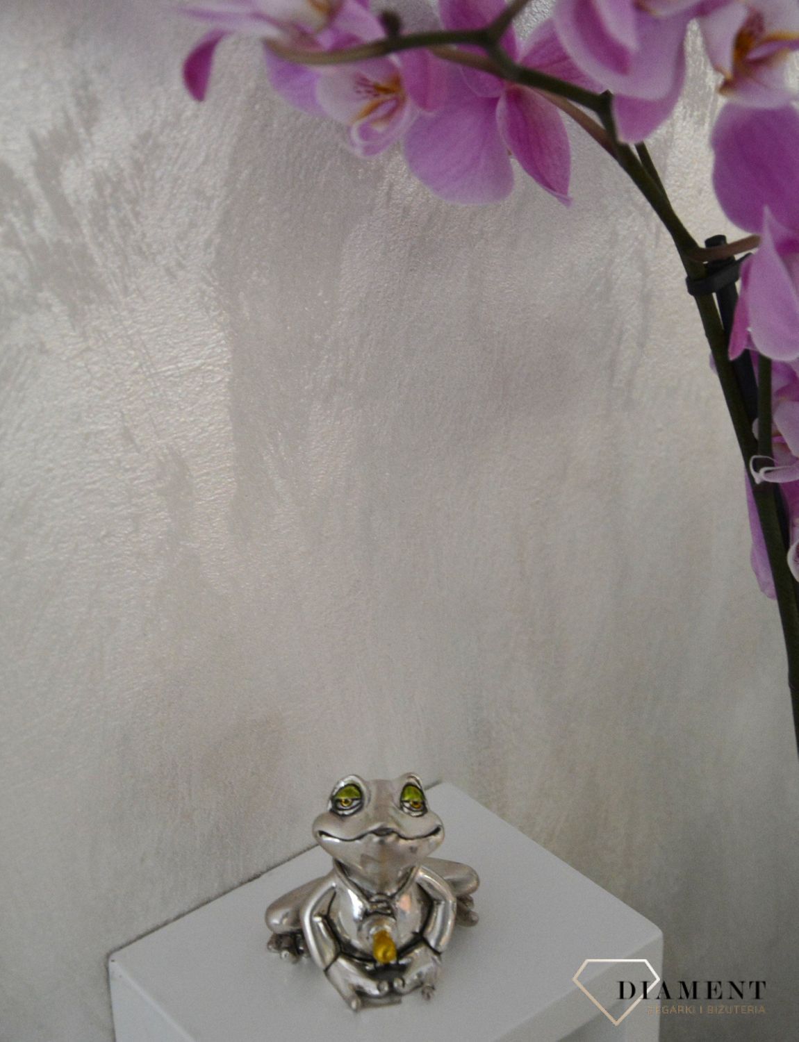 Figurka żabka ze smoczkiem ozdoba dziecięcego pokoju..jpg