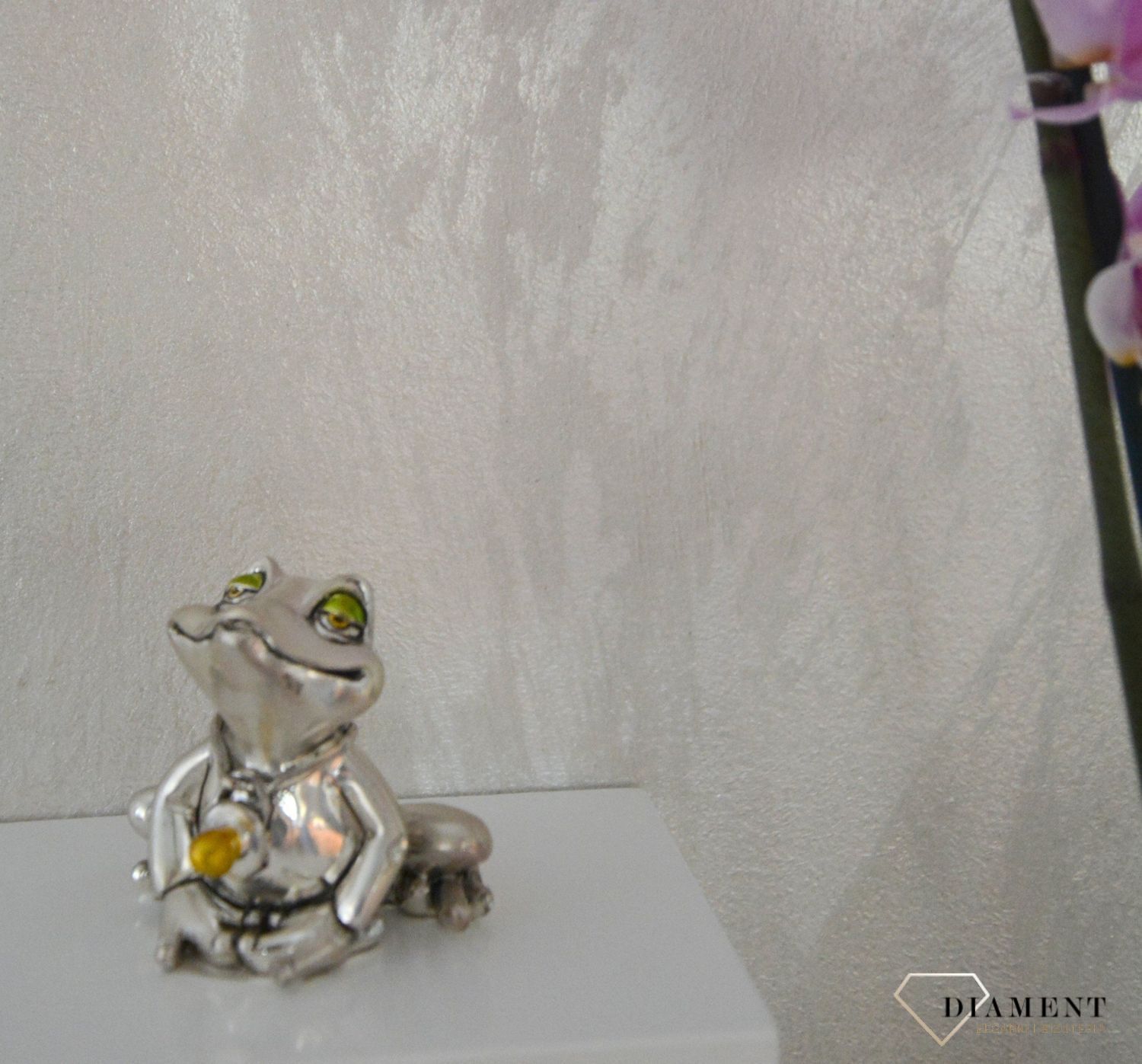 Figurka żabka ze smoczkiem ozdoba dziecięcego pokoju..jpg