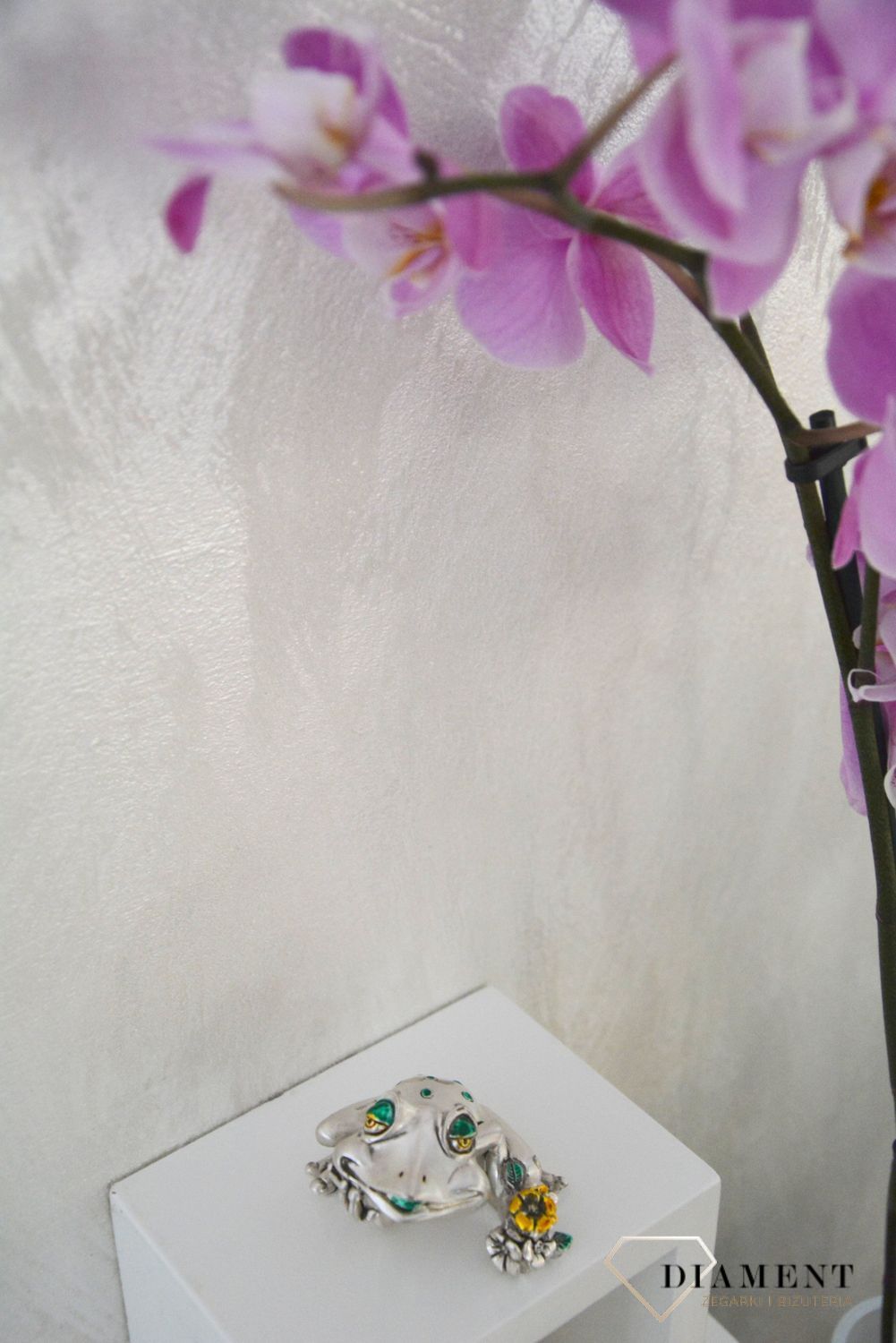 Dekoracyjna, posrebrzana figurka żabka ze stokrotkami..jpg