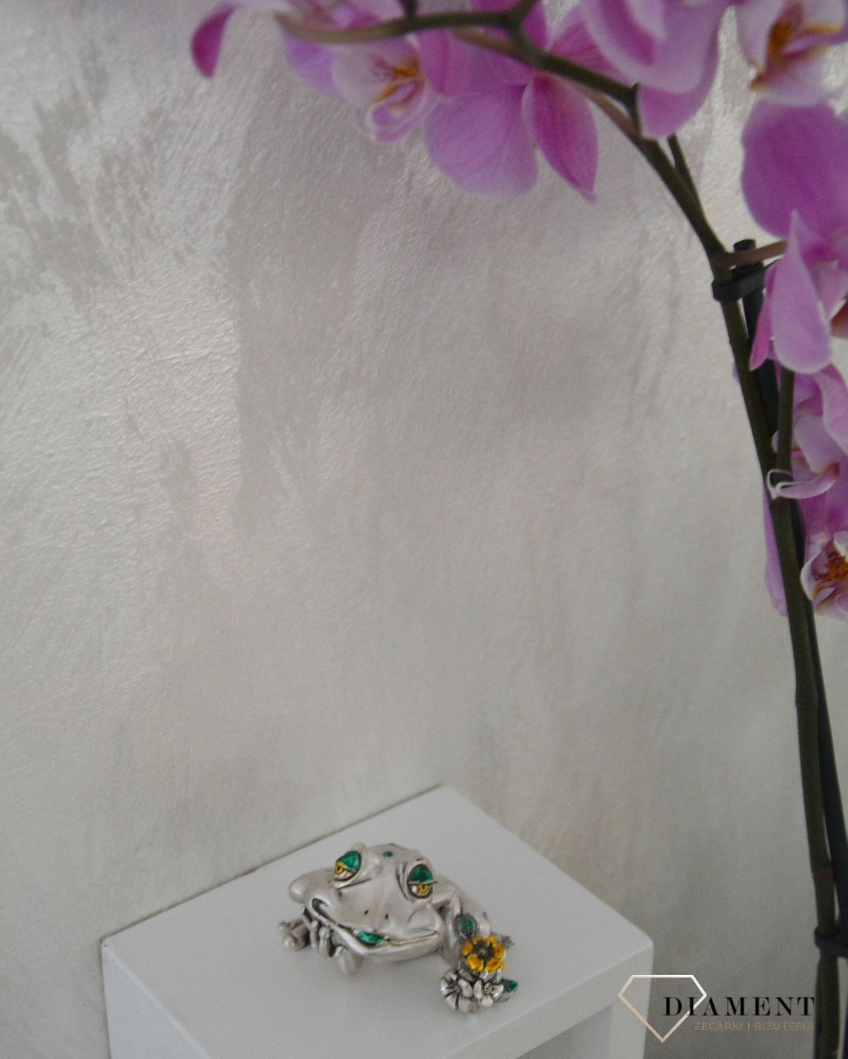 Dekoracyjna, posrebrzana figurka żabka ze stokrotkami..jpg