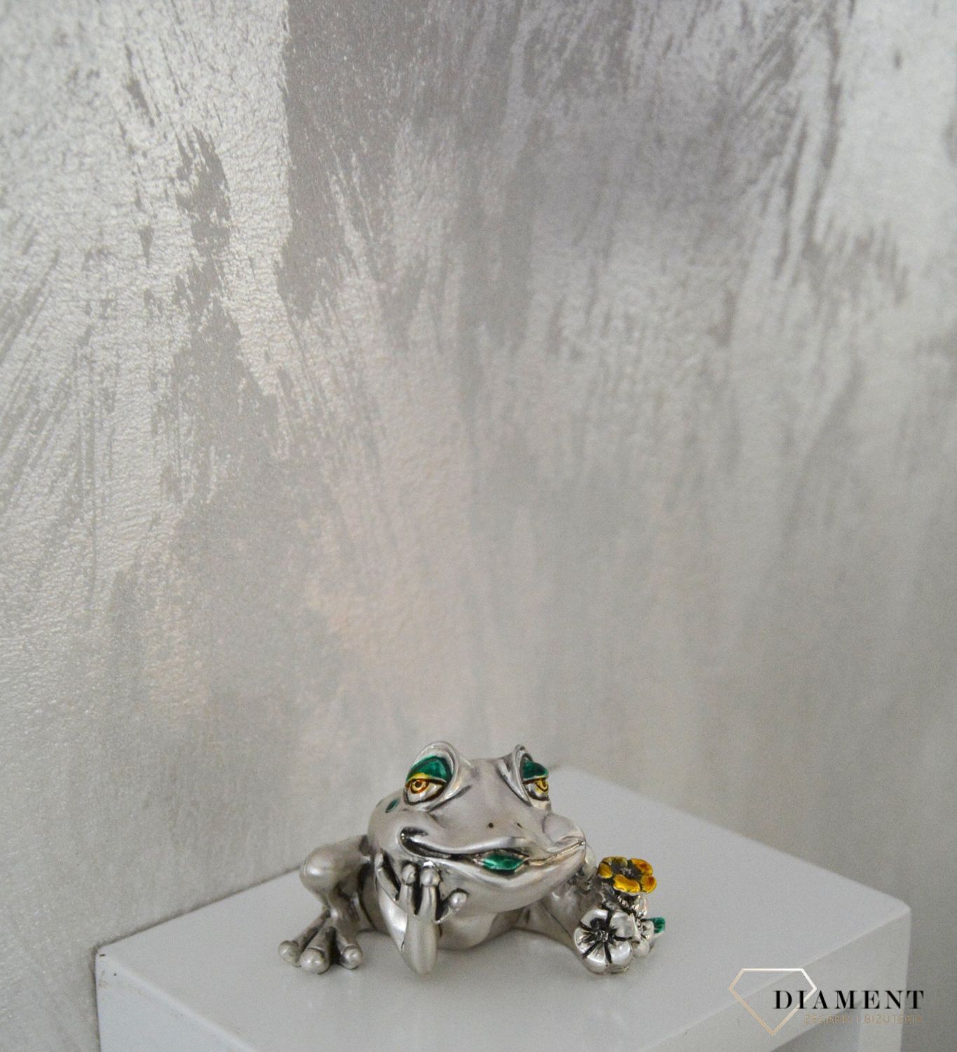 Dekoracyjna, posrebrzana figurka żabka ze stokrotkami..jpg