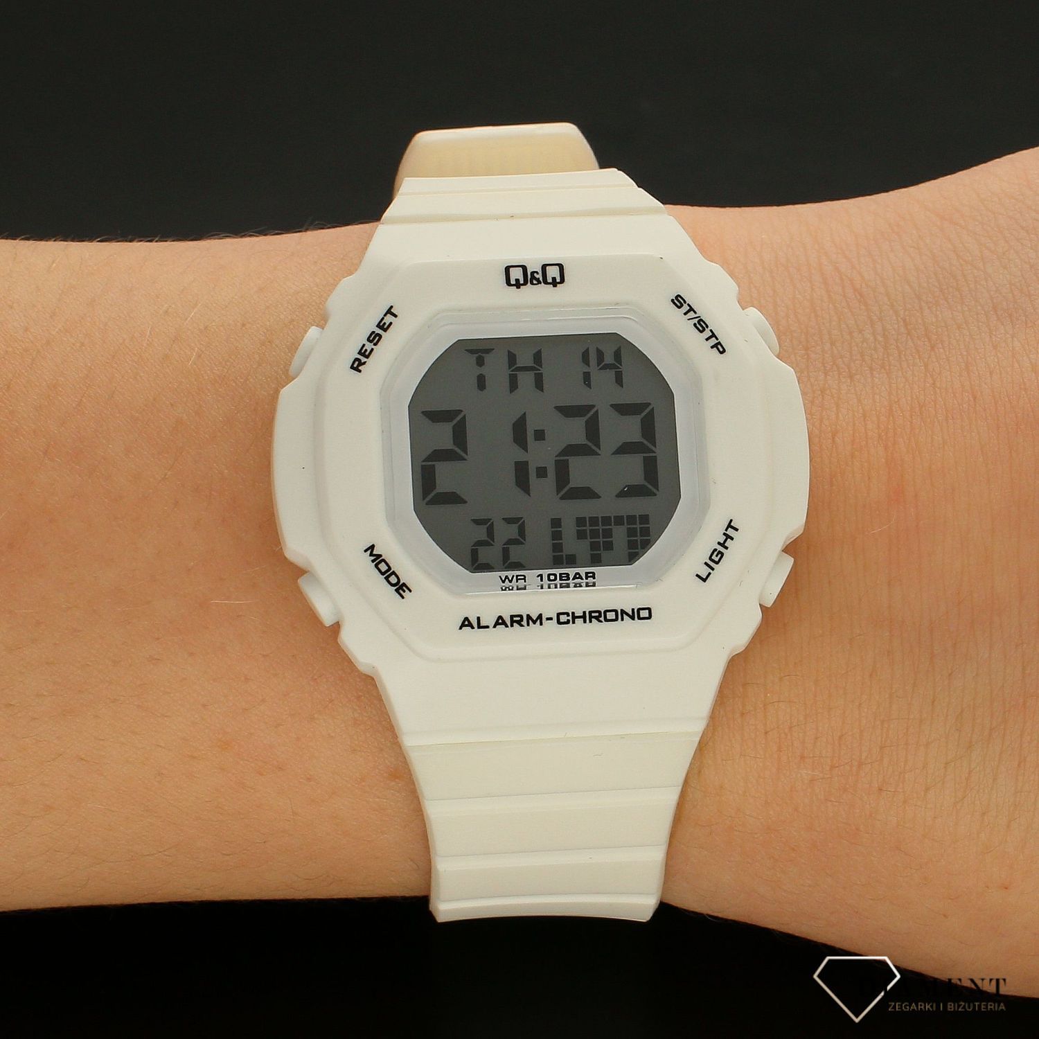 Zegarek dziecięcy QQ M137-800. Zegarek dziecięcy elektroniczny. Zegarek sportowy. Zegarek dla dzieci. Zegarek na prezent. Pomysł na prezent dla dziecka. Zegarek na komunię św.  (3).jpg
