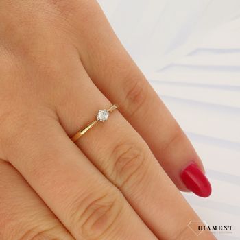 Pierścionek złoty DIAMENT z brylantem, 585 . Pierścionek złoty DIAMENT z brylantem  wykonany ze złota próby 585.jpg