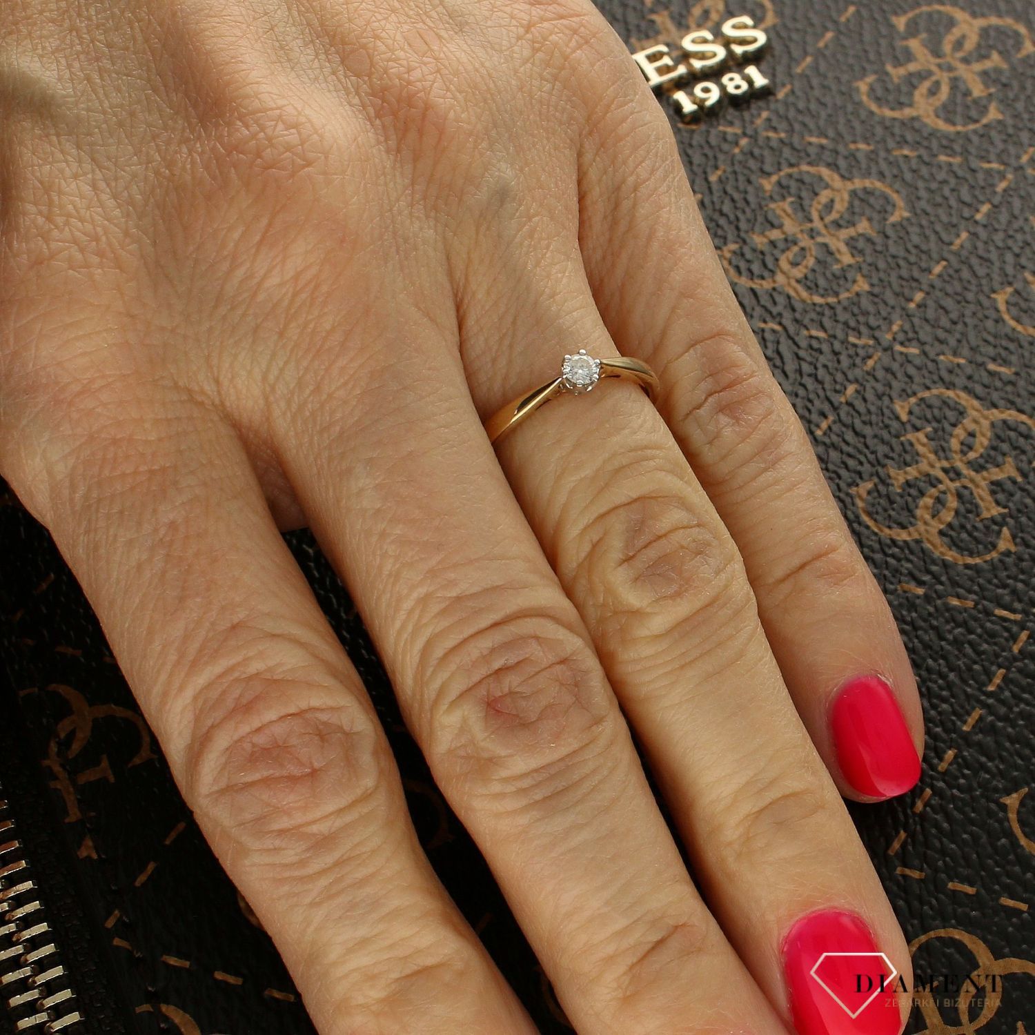 Pierścionek złoty DIAMENT żółte złoto, jeden diament, klasyka M15210.jpg