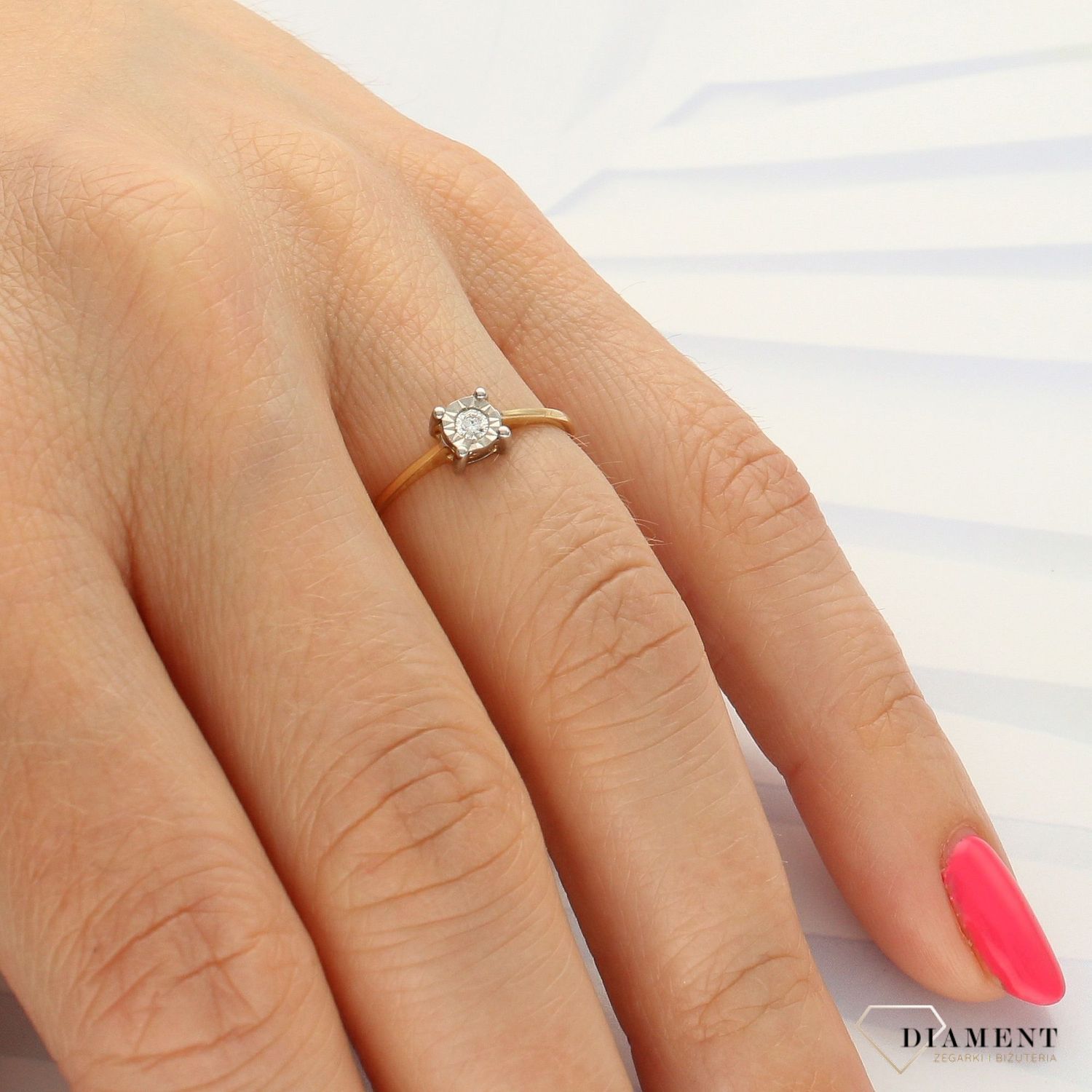 Pierścionek złoty DIAMENT, 585 diamenty M159 wykonany ze złota próby 585. Pierścionek z brylantem wielkości 0,05 ct, barwie H oraz czystości SI..jpg