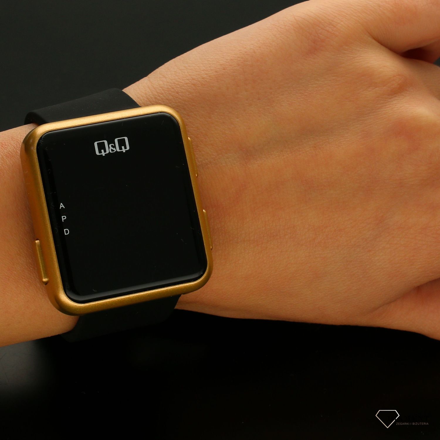 Zegarek sportowy złoty z czarnym paskiem LED QQ z