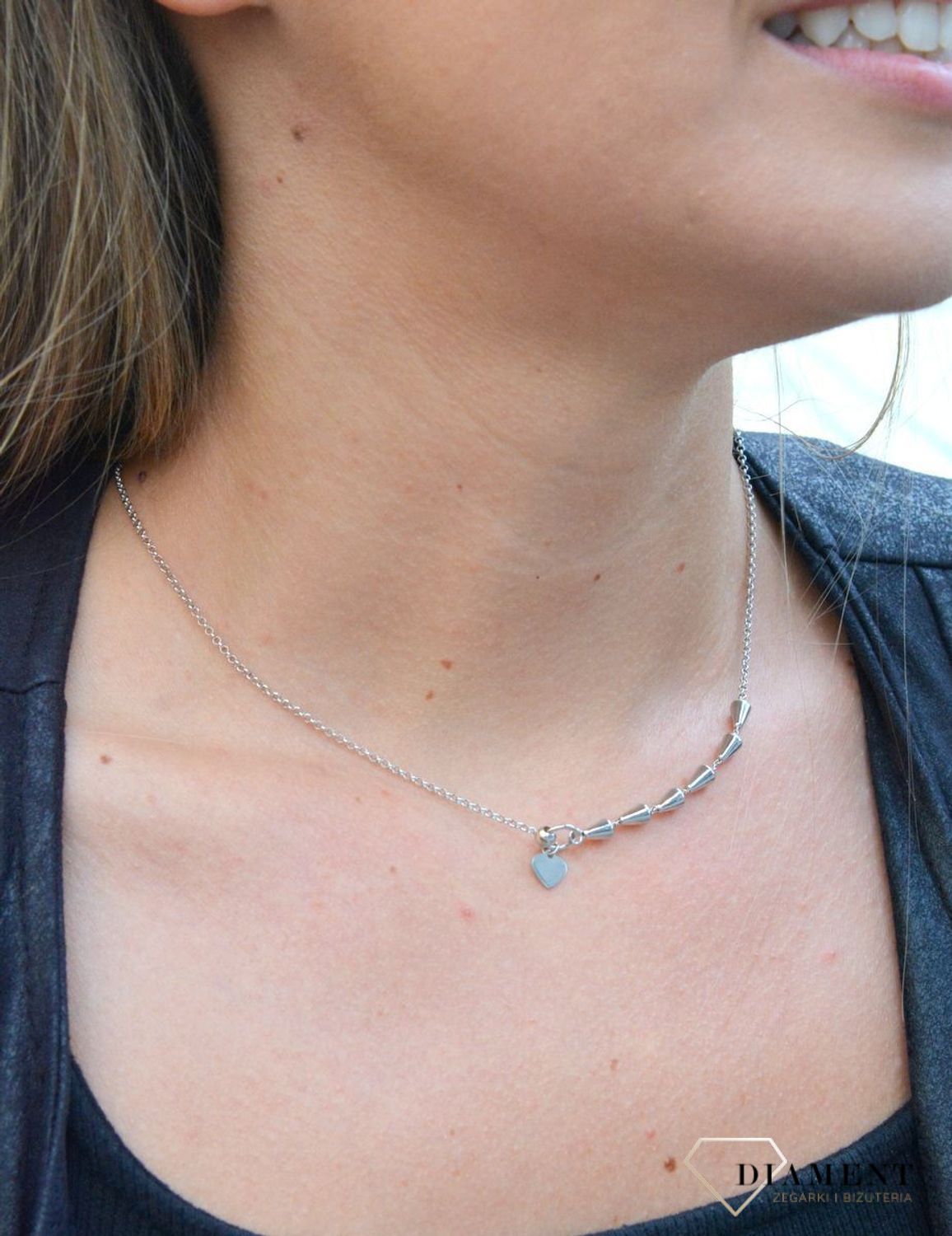 Naszyjnik srebrny celebrytka wiszące serduszko MANK013340. Naszyjnik srebrny celebrytka. Srebrny naszyjnik damski. Naszyjnik damski serduszko. Srebrny naszyjnik celebrytka na każdą okazję. Naszyjnik celebrytka idealny na prez.jpg