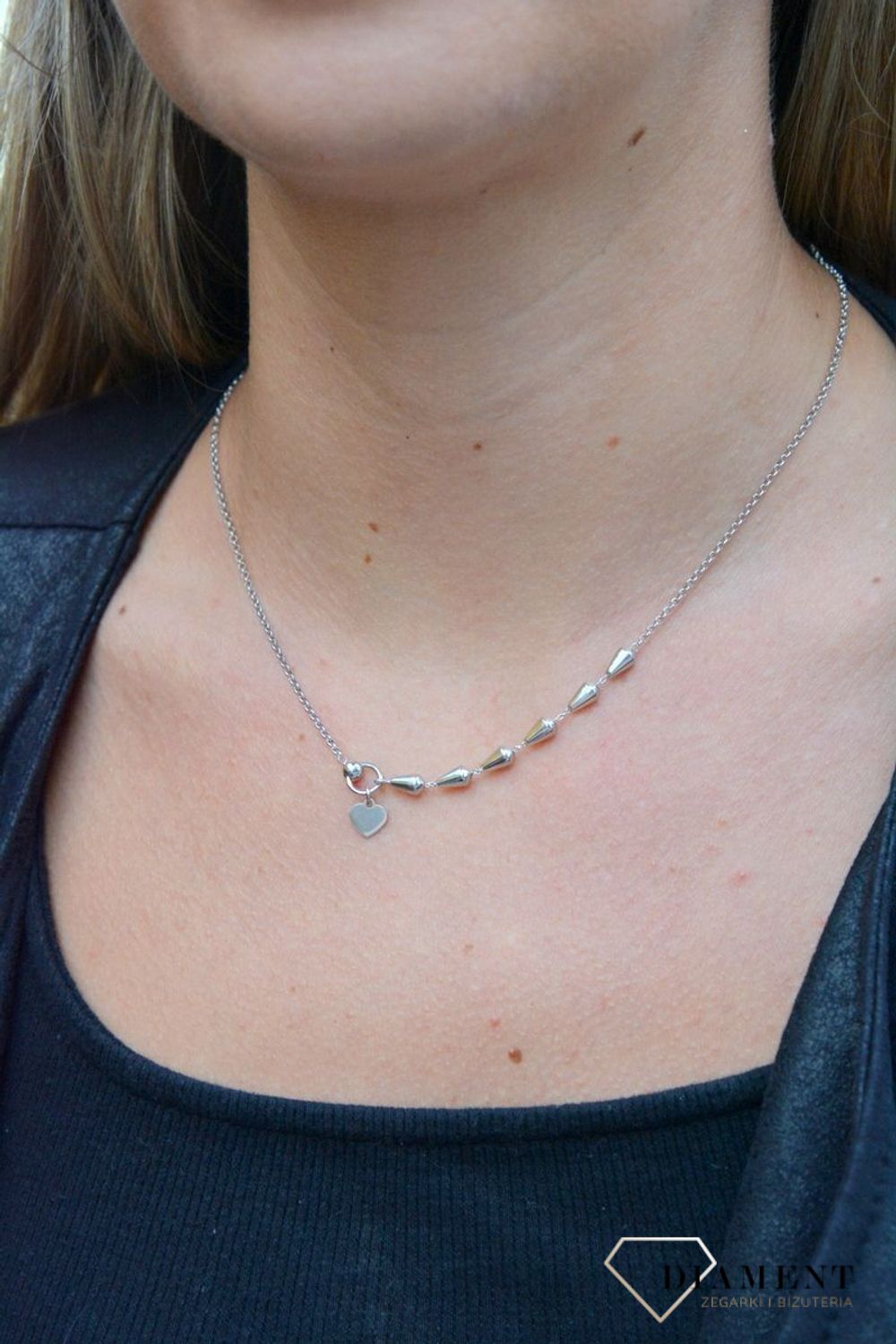 Naszyjnik srebrny celebrytka wiszące serduszko MANK013340. Naszyjnik srebrny celebrytka. Srebrny naszyjnik damski. Naszyjnik damski serduszko. Srebrny naszyjnik celebrytka na każdą okazję. Naszyjnik celebrytka idealny na prez.jpg