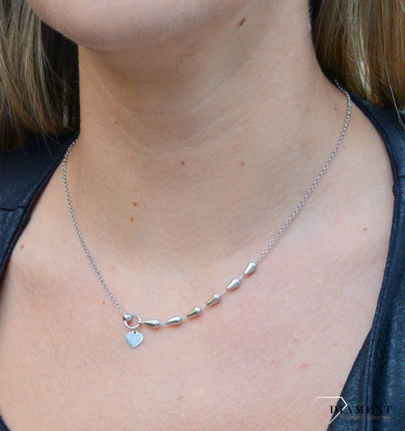 Naszyjnik srebrny celebrytka wiszące serduszko MANK013340. Naszyjnik srebrny celebrytka. Srebrny naszyjnik damski. Naszyjnik damski serduszko. Srebrny naszyjnik celebrytka na każdą okazję. Naszyjnik celebrytka idealny na prez.jpg