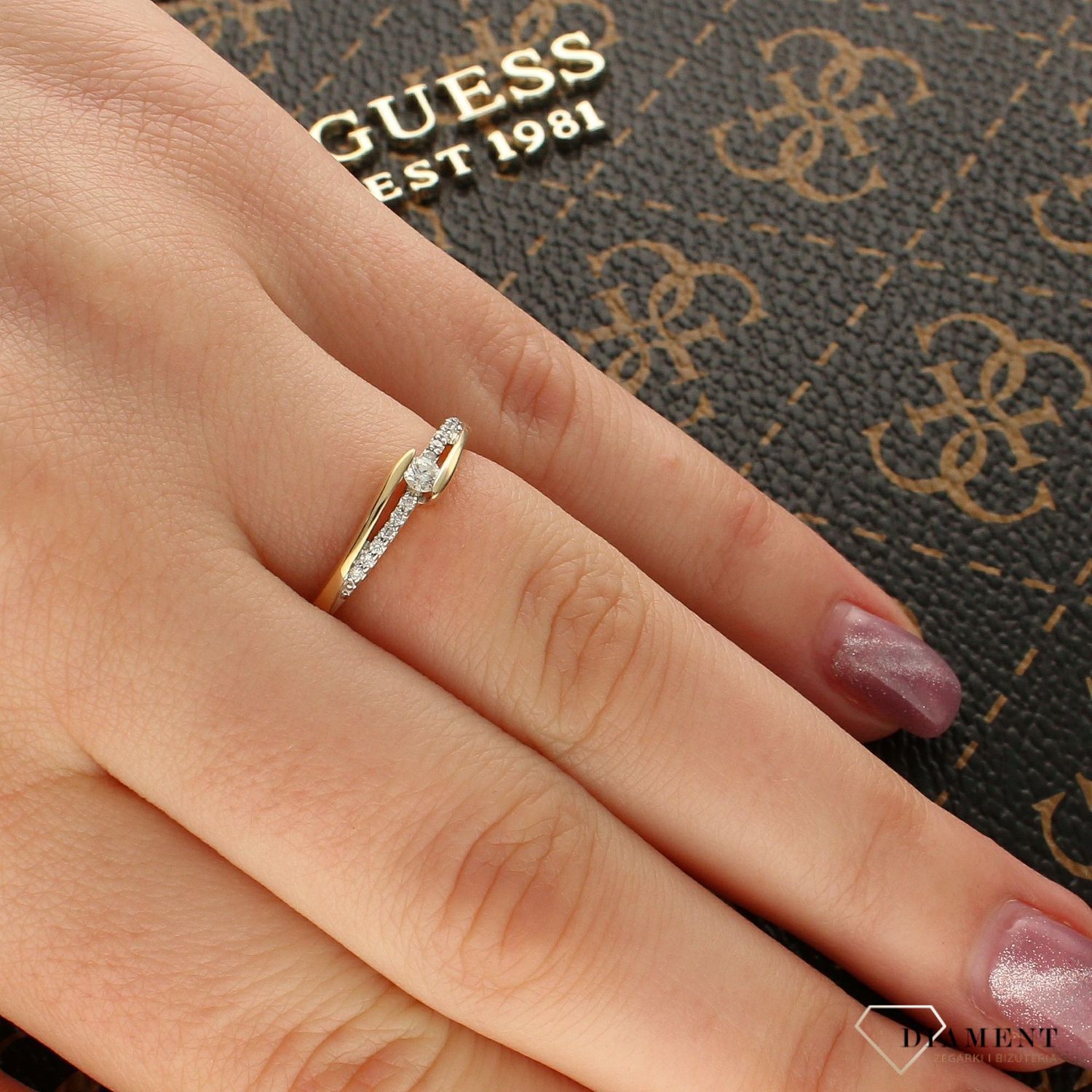 Złoty pierścionek zdobiony z brylantem • Rozmiar 13 • MC320213.jpg