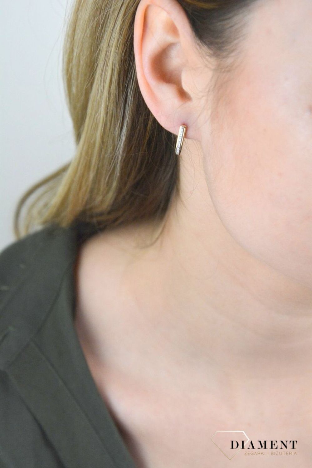 Złote kolczyki damskie DIAMENT, diamenty ME206. Przepiękne kolczyki złote z brylantami. Klasyka w najlepszym wydaniu. Złoto i brylanty to wyjątkowe połączenie, które kobiety wprost uwielbiają.jpg