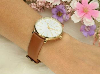 Odkryj elegancję z zegarkiem Michael Kors Pyper MK2740 ✨. Złota koperta, biały cyferblat i pasek ze skóry cielęcej 🤍. 2 lata gwarancji i oryginalne opakowanie 🎁.3.jpg
