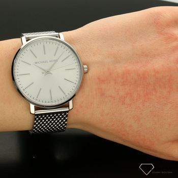 Zegarek damski z wyraźną, srebrną tarczą ze srebrnymi indeksami i wskazówkami. Zegarek damski na stalowej bransolecie. Idealny pomysł na prezent dla kobiety.  (5).jpg