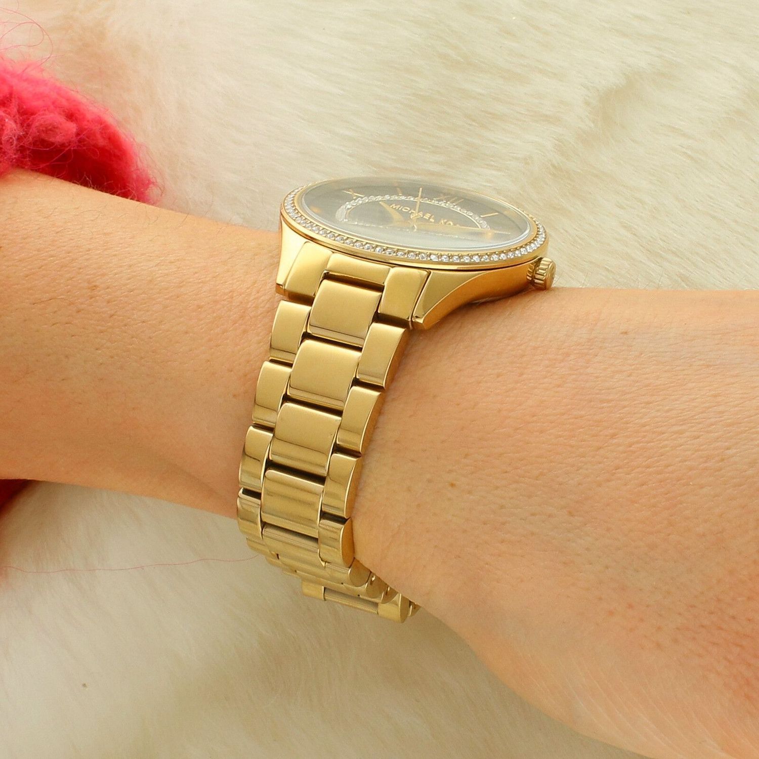 Michael Kors MK4737 Lauryn to damski zegarek analogowy z mechanizmem kwarcowym, tarczą sunray, szkłem mineralnym i kopertą 33 mm. Wodoszczelność 50 m, jednokierunkowa ramka oraz elegancka bransoletka.1.jpg