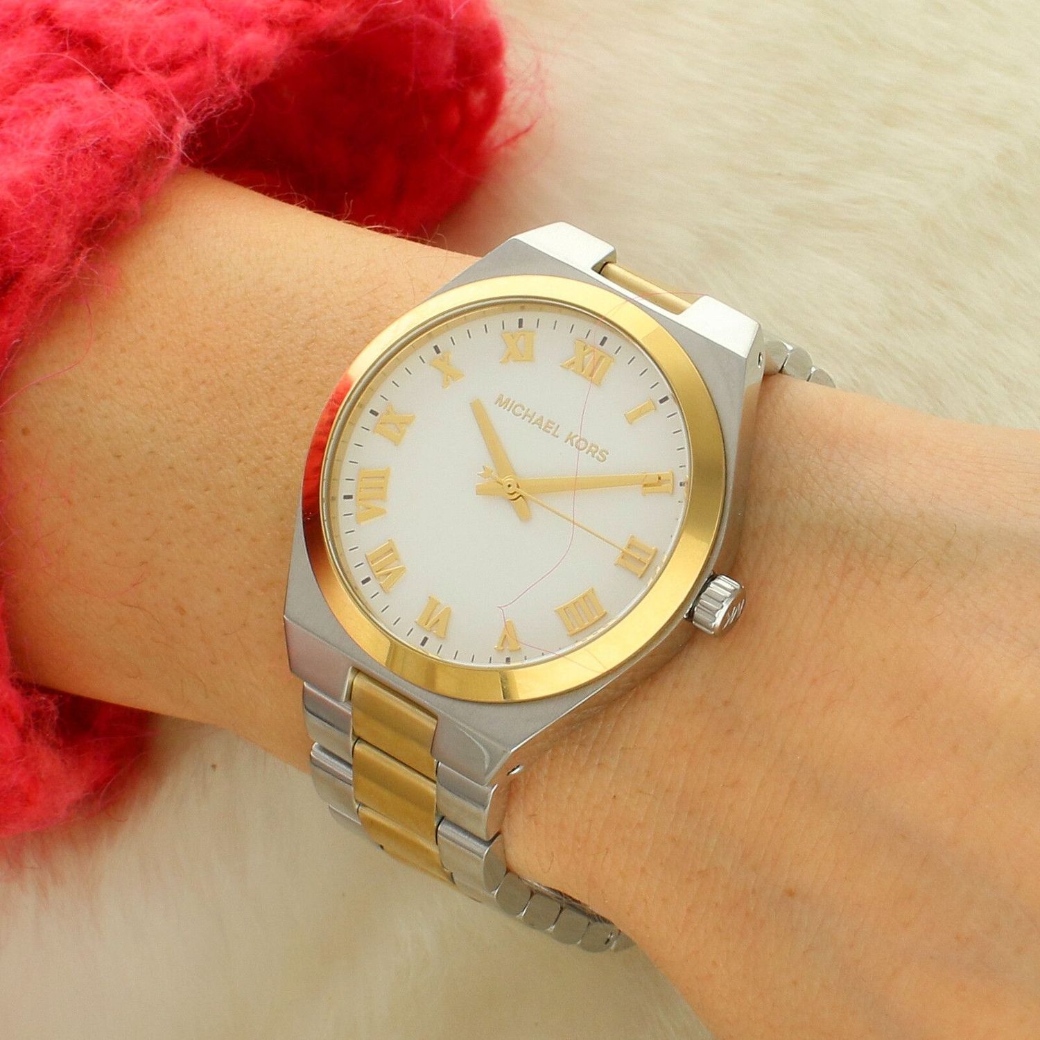 Michael Kors MK7464 Lennox to elegancki zegarek bicolor ze stali nierdzewnej (złoto-srebro) z tarczą srebrną i rzymskimi cyframi. Mechanizm kwarcowy, koperta 37 mm, wodoszczelność 30 m oraz zapięcie zatrzaskowe 1.jpg