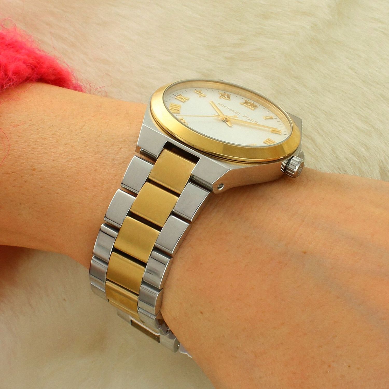 Michael Kors MK7464 Lennox to elegancki zegarek bicolor ze stali nierdzewnej (złoto-srebro) z tarczą srebrną i rzymskimi cyframi. Mechanizm kwarcowy, koperta 37 mm, wodoszczelność 30 m oraz zapięcie zatrzaskowe 1.jpg