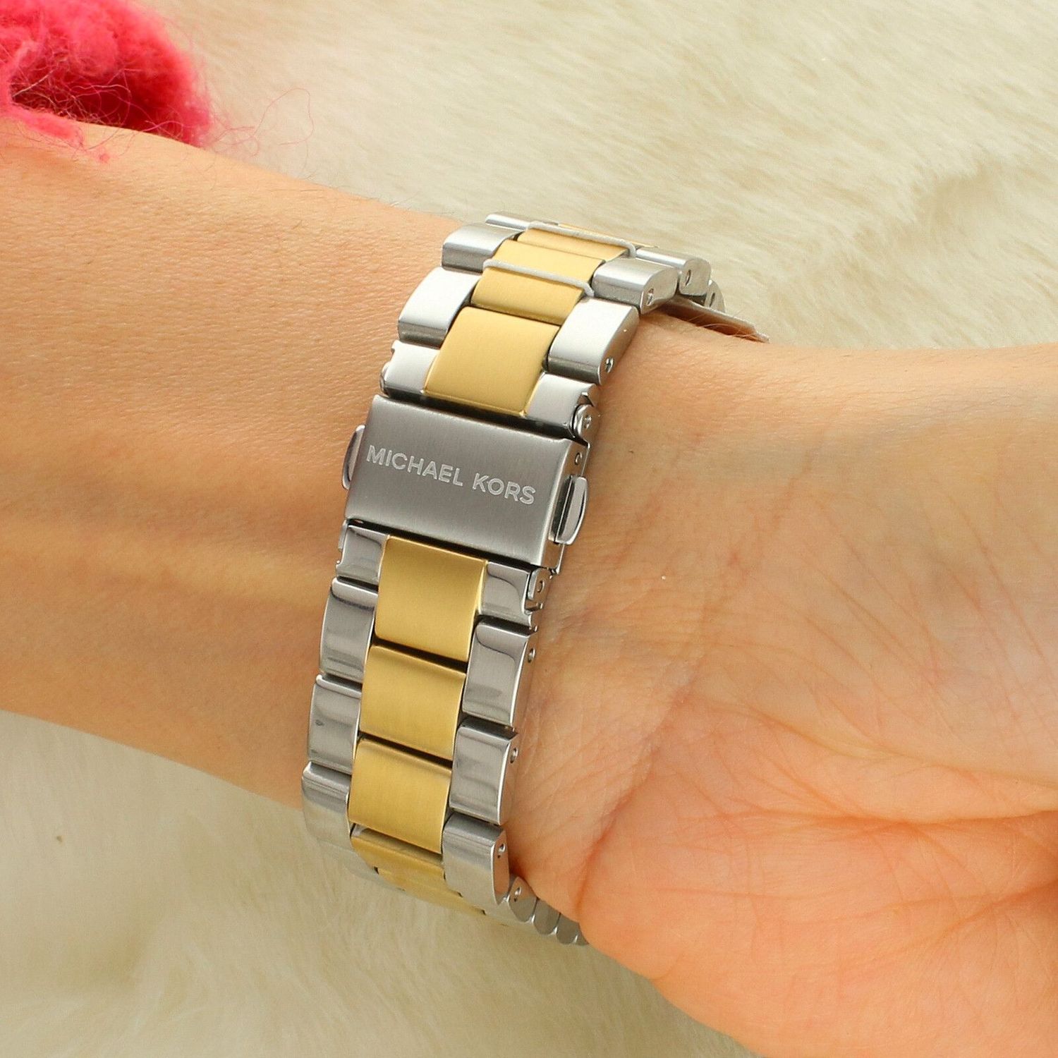 Michael Kors MK7464 Lennox to elegancki zegarek bicolor ze stali nierdzewnej (złoto-srebro) z tarczą srebrną i rzymskimi cyframi. Mechanizm kwarcowy, koperta 37 mm, wodoszczelność 30 m oraz zapięcie zatrzaskowe 1.jpg