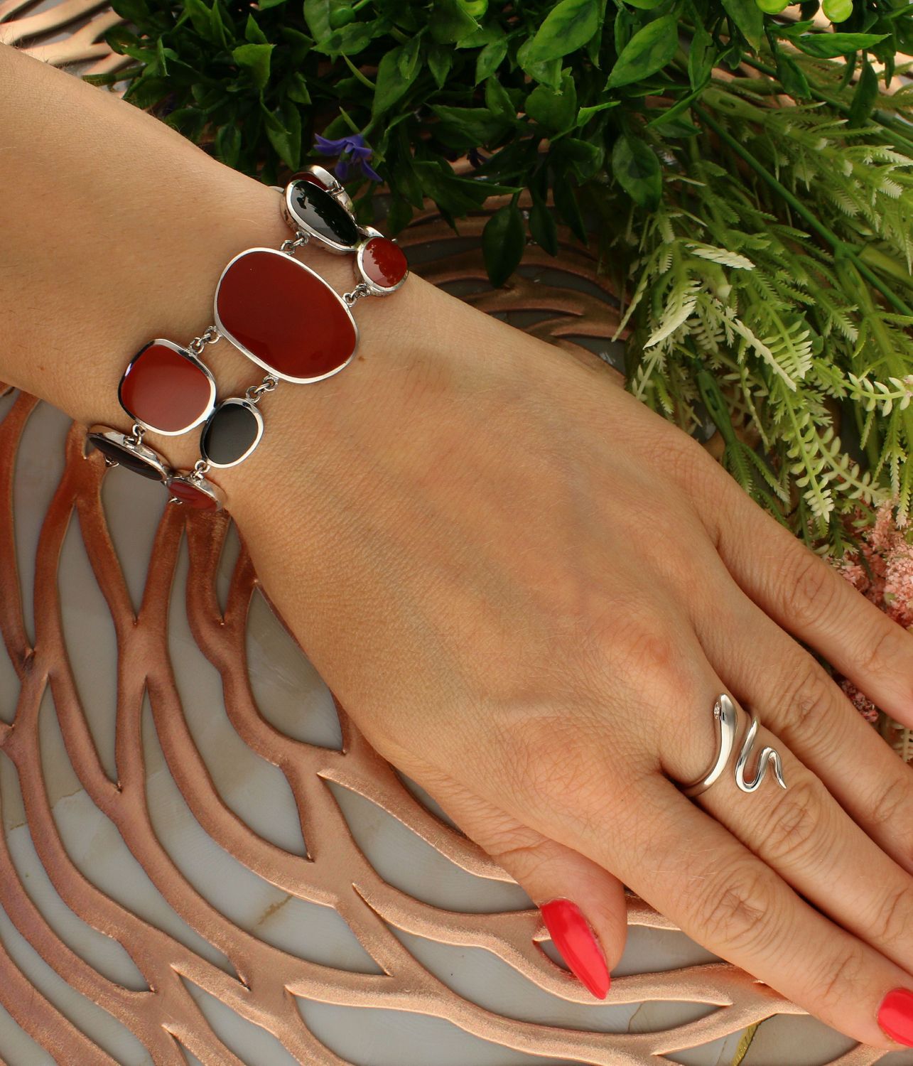 Bransoleta srebrna z kamieni korneol i onyks MKBR06. Srebrna bransoletka damska. Bransoletka damska z kamieniami. Bransoletka damska z onyksem. Srebrna bransoletka czerwono-srebrna. Bransoletka srebrna idealna na prezent. Bran (1).jpg