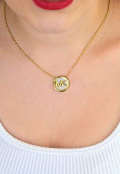 Złoty damski naszyjnik Michael Kors MKJ8043710 ze stali szlachetnej. Łańcuszek typu ankier z okrągłą logowaną zawieszką, długość 45 cm z regulacją. Elegancki i modny dodatek (1).JPG